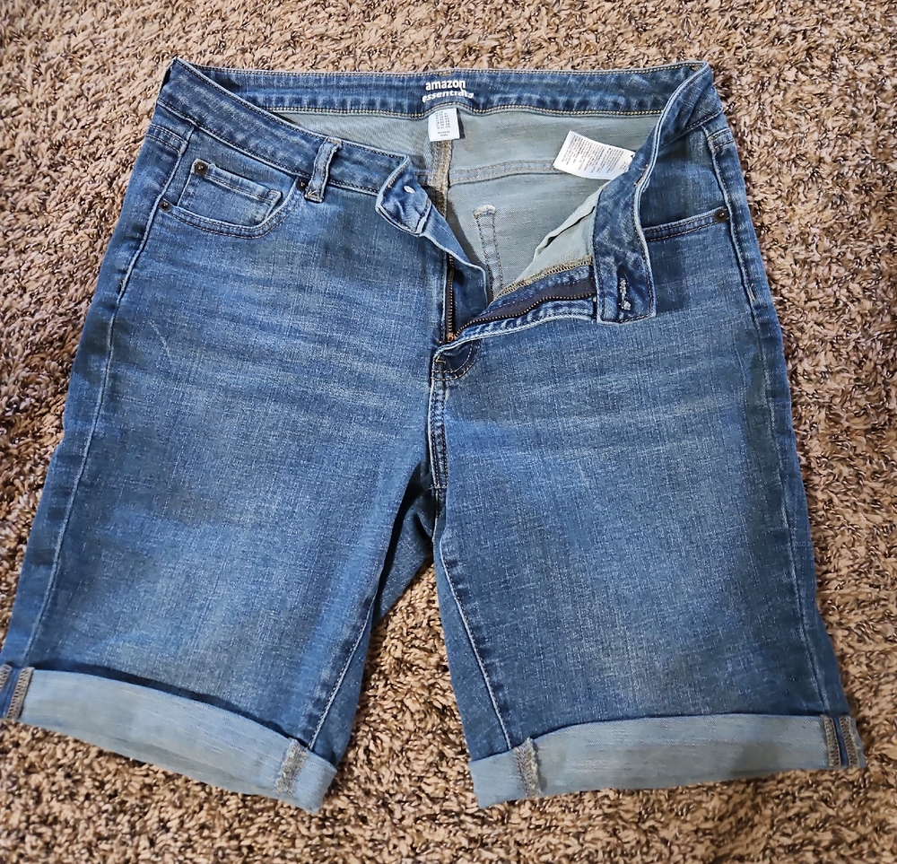 Amazon Essentials Women’s Medium Blue Denim Roll-Cuff Bermuda Shorts